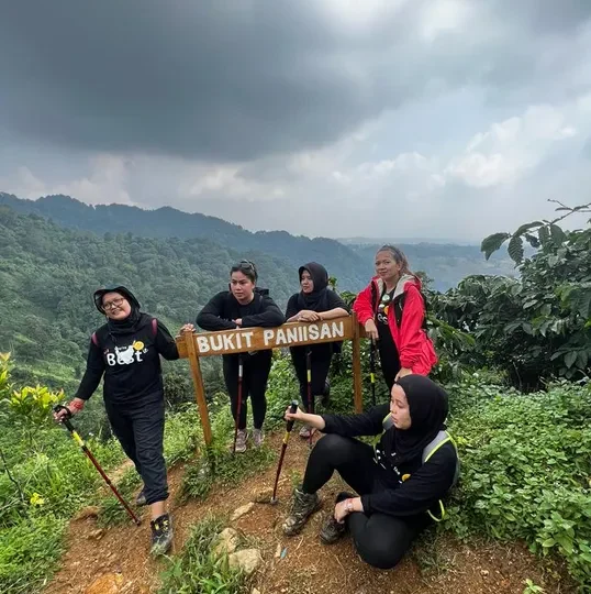 Rute Trekking Sentul Pemandangan Gunung