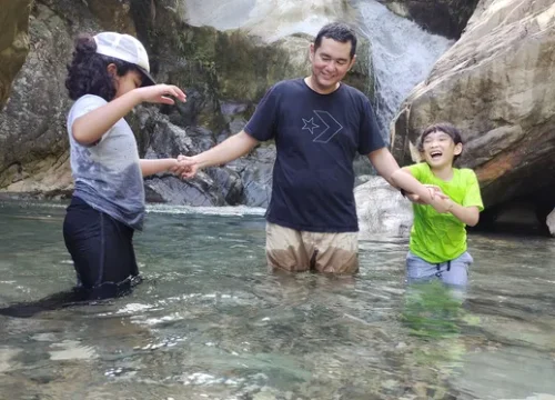 Ekspedisi Keluarga: Menjelajah Sungai Jernih Tersembunyi di Sentul