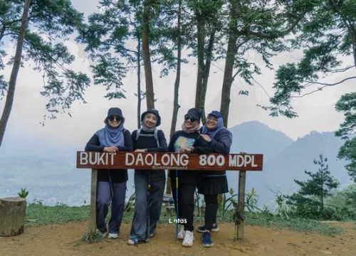 Panduan Trekking Bukit Daolong Sentul: Rute, Tiket, & View 360 Derajat