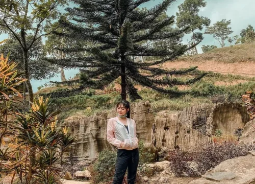 Gathering Kantor Anti-Mainstream: Jelajah Goa & Curug Sentul dalam Satu Paket.