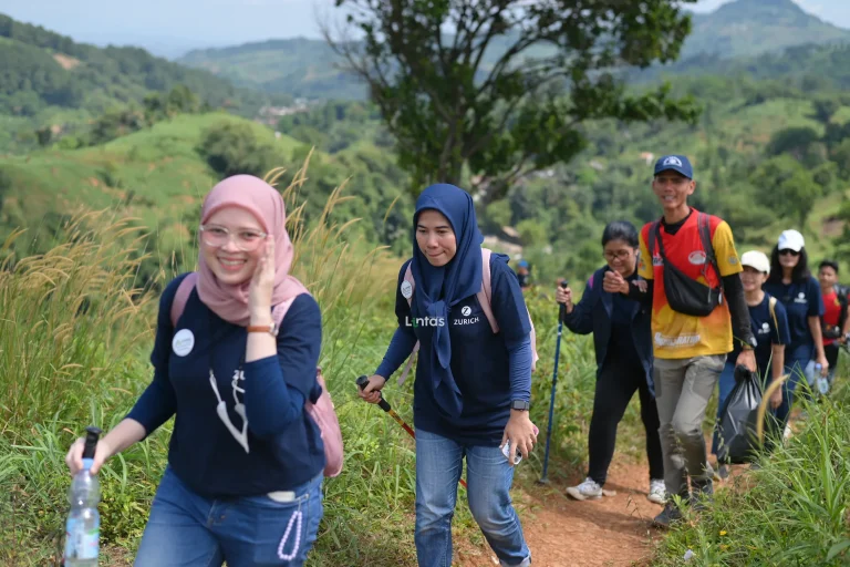 ZURICH INSURANCE - TREKKING, CLEAN UP DAN CSR (1)