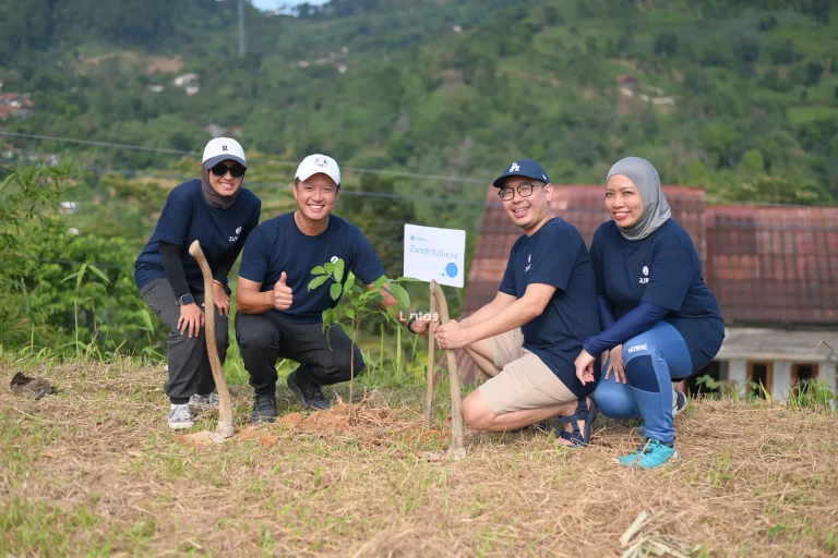 ZURICH INSURANCE - TREKKING, CLEAN UP DAN CSR (5)