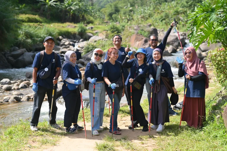 ZURICH INSURANCE - TREKKING, CLEAN UP DAN CSR (8)