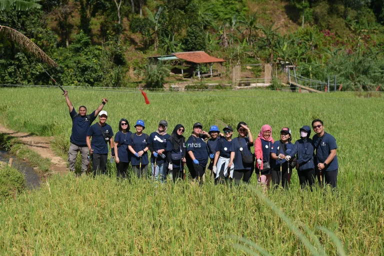 ZURICH INSURANCE - TREKKING, CLEAN UP DAN CSR (9)