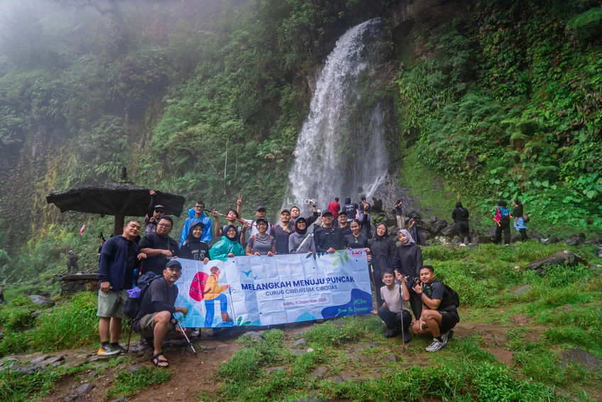 PT HUTAMA KARYA INFRASTRUKTUR TREKKING CURUG CIBEUREUM