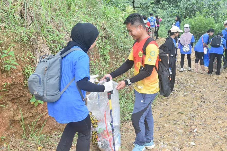 FIFGroup Aksi Bersih dan Pembangunan Toilet Umum 4 Bilik - Lintas Alam Sentul (6)