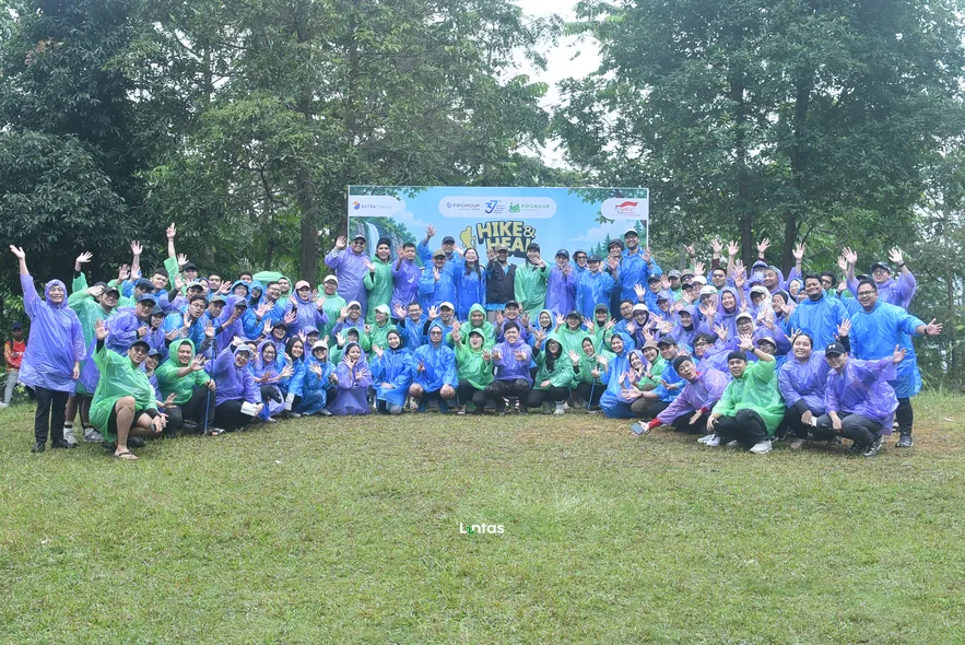 Foto Bersama FIFGroup Aksi Bersih dan Pembangunan Toilet Umum 4 Bilik - Lintas Alam Sentul